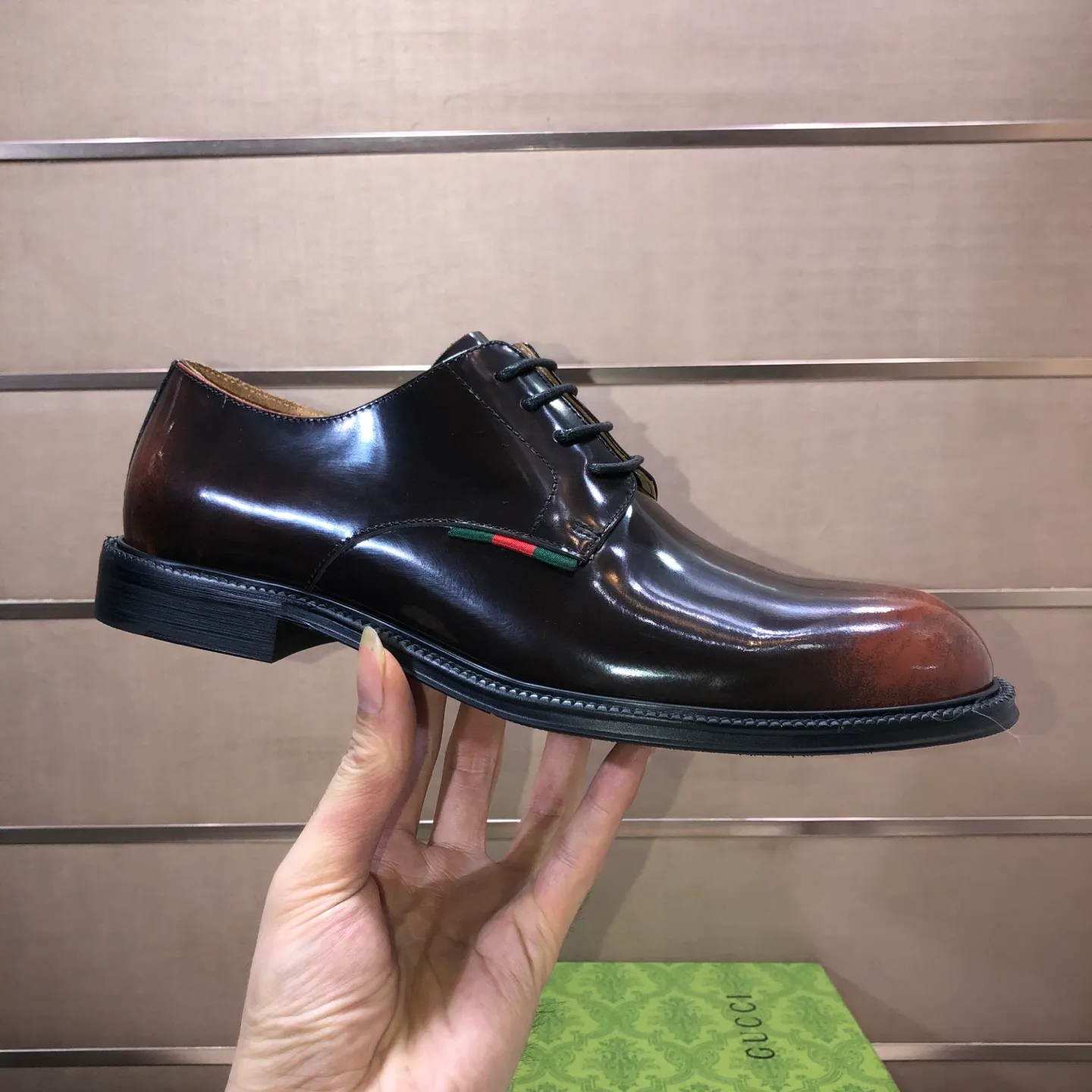 Factory batch 500💰Italy’s top luxury men’s shoe giant (GUCCI) (Gucci) (full cowhide lining) new arrival🍃Original European style🔰 Pleasant to the eye😍In order to make the shoes more durable and non-deformable🌀The production continues to follow traditional methods but there is still no lack of innovation💪The original sheepskin is selected for the leather♻️Smooth, natural and extra bright⭐Made of imported cowhide The rich man’s first choice 38-45 (45 customized)